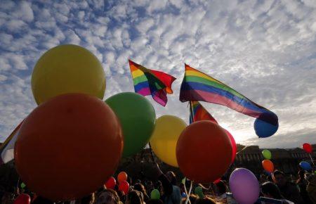 В Росії дівчину з плакатом «Я люблю свою дружину» затримала поліція