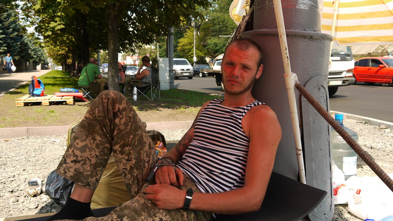 «Офіцери і солдати Міноборони несуть нам воду і цигарки» — боєць АТО про четвертий день голодування в столиці