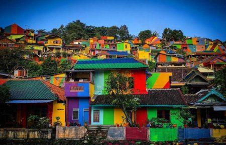 "Додати кольорів у сіру буденність". Мешканці індонезійського села розфарбували власні будинки