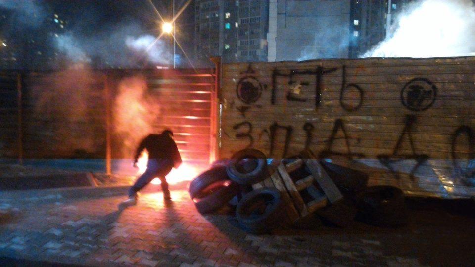 У Києві протестувальники зіткнулись з поліцією та розгромили АЗС (ВІДЕО)