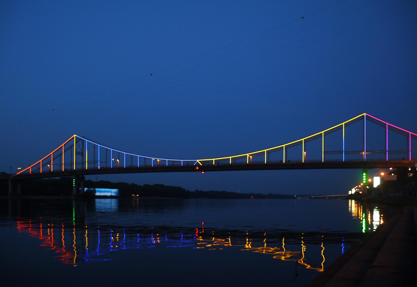 Пурпуровий день: Парковий міст у Києві підсвітять фіолетовим до Всесвітнього дня інформування про епілепсію