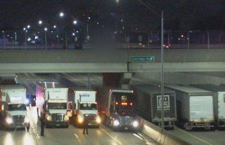 У США водії вантажівок допомогли правоохоронцям завадити самогубству чоловіка (ФОТО, Відео)