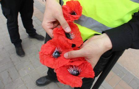 Маріупольські копи пропонують поміняти георгіївські стрічки на маки