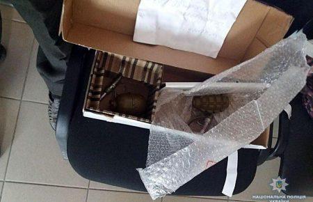 У Волновасі чоловік намагався надіслати поштою гранати