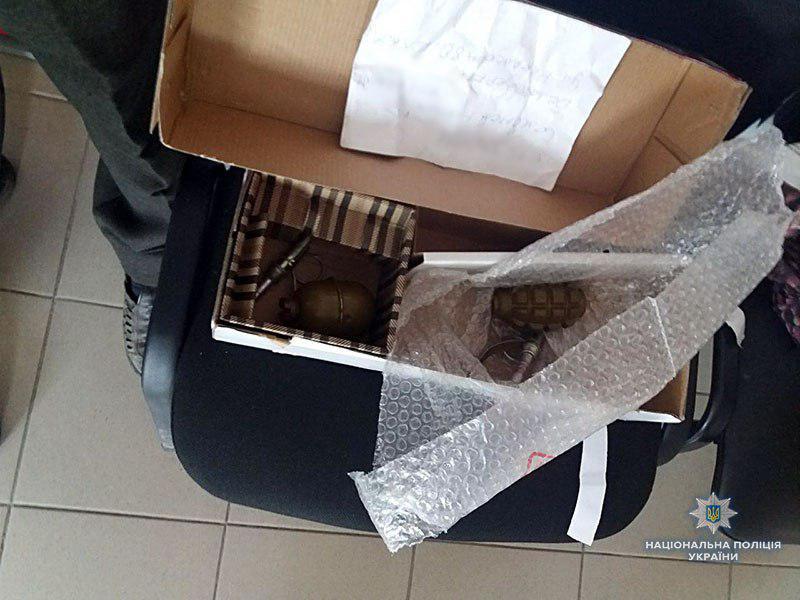 У Волновасі чоловік намагався надіслати поштою гранати