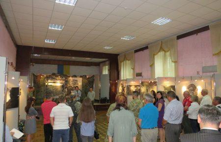 «Хлопці стояли до кінця. Так і мало бути»: у Рівному молодий художник представив присвячену захисникам ДАПу виставку (ФОТО)