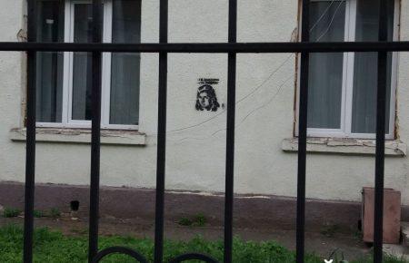 «С14» намалювали графіті «Хто замовив Катю Гандзюк?» на стінах відділку поліції у Луцьку (ФОТО)