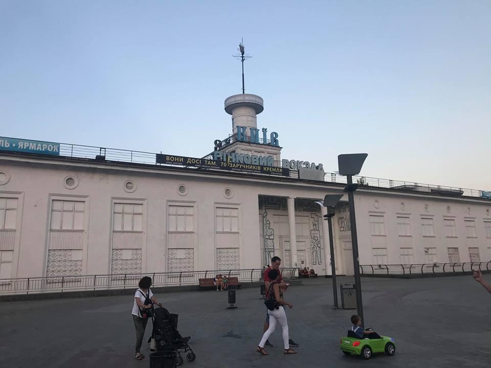 Банер із закликом звільнити заручників Кремля повісили на Поштовій площі у Києві (ФОТО)