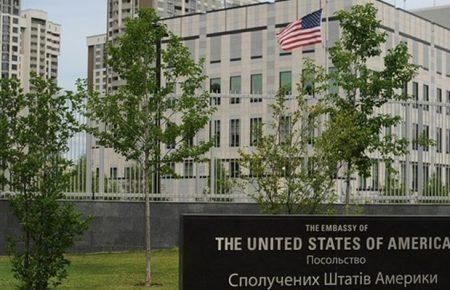 Смерть МакКейна: до посольства США в Україні зносять квіти
