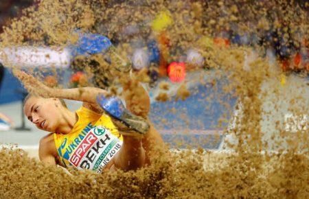 «Стрибок віри»: фото з українською легкоатлеткою увійшло в топ знімків тижня від Financial Times