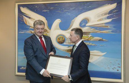 Волкер вручив Порошенку символічну Декларацію про невизнання Штатами анексії Криму