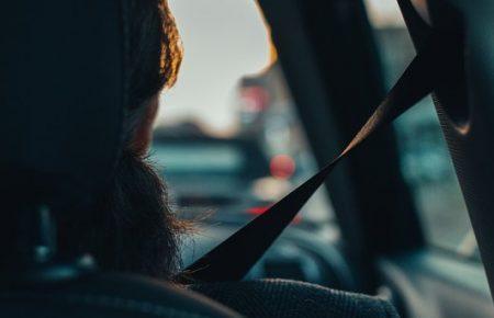 Безпека на дорозі: пристібатись чи не пристібатись?