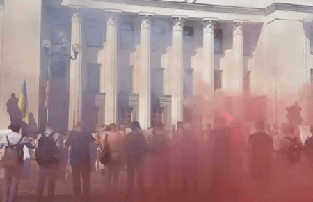 Хто замовив Катю Гандзюк: під парламентом запалили фаєри