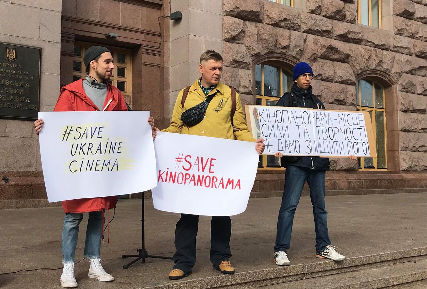 У Києві вийшли на мітинг проти закриття двох кінотеатрів
