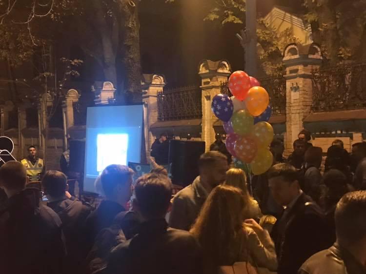 Журналісти влаштували акцію під Адміністрацією президента