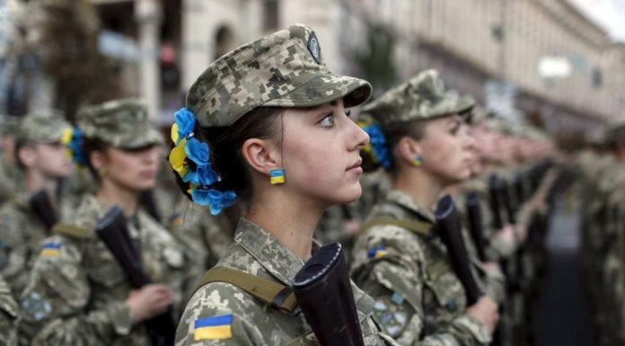 Порошенко підписав закон, що зрівнює в правах жінок і чоловіків у ЗСУ