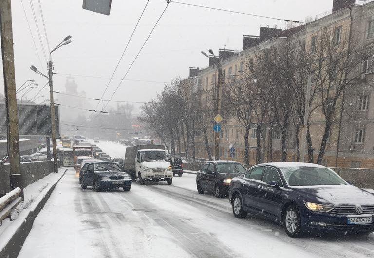 У Києві внаслідок негоди сталося майже півтисячі ДТП