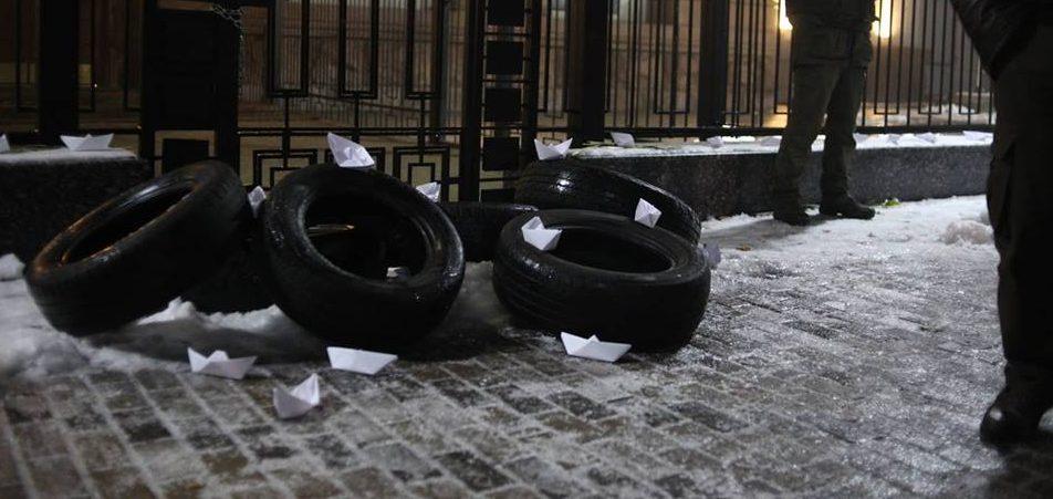 Під посольством РФ у Києві акція протесту через напад в Азовському морі (ФОТО)