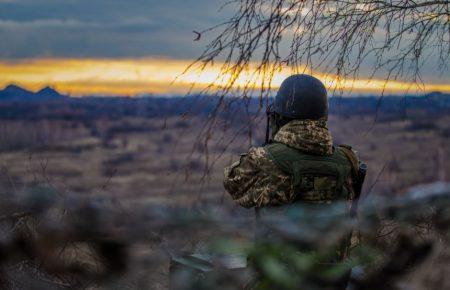 Доба на Донбасі: двоє українських військових дістали поранення