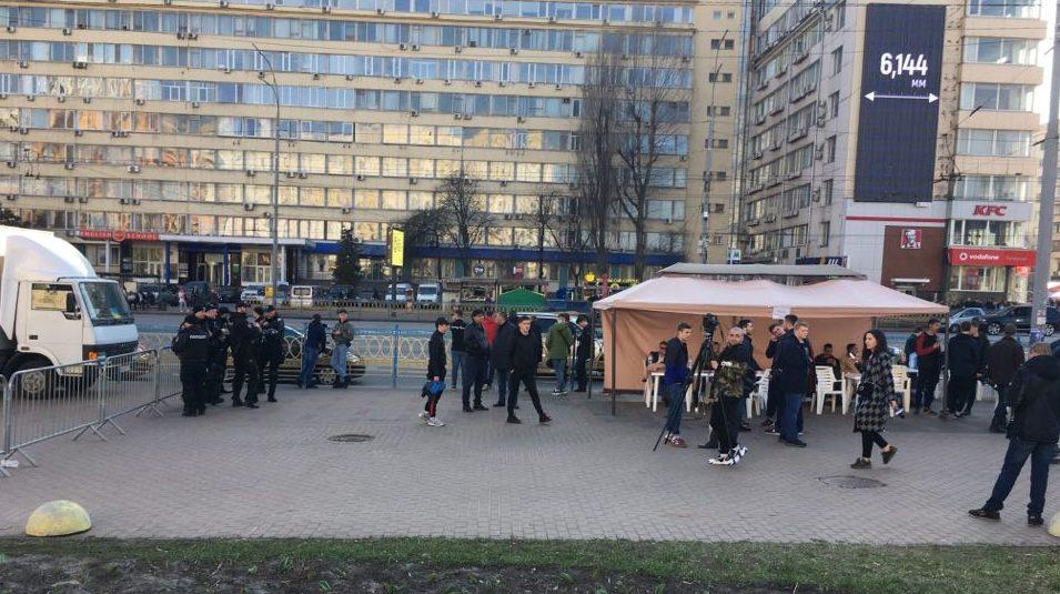 Зібрання молодиків під ЦВК: поліція заявляє, що ситуація під контролем