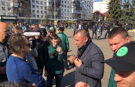 Біля ЦВК збираються групи невідомих «для охорони порядку»