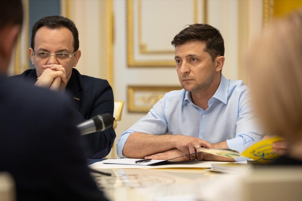 Указ про розпуск Ради та відкриті ворота на Банковій — другий день президенства Зеленського