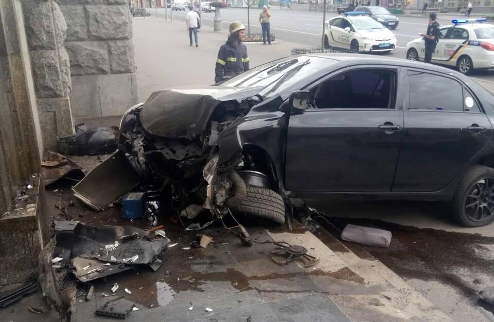 У Харкові Toyota в'їхала у будівлю міськради
