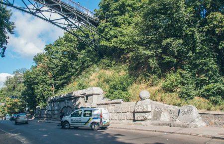 У Києві чоловік розбився на смерть, зістрибнувши з «Мосту закоханих»