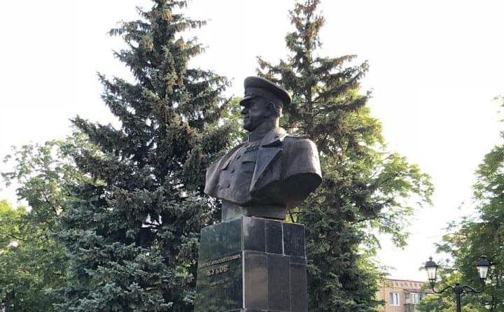 «Як і обіцяв» — Кернес похвалився поверненням бюста Жукову у Харкові
