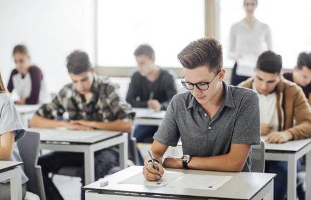 Понад 270 учасників ЗНО отримали 200 балів