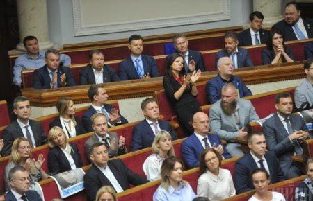 Є вже перші ознаки, що у фракції «Слуги народу» не все так гладко — парламентський кореспондент Руху ЧЕСНО