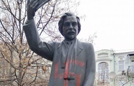 Спаплюження пам'ятника Шолом-Алейхему: поліція вилучила записи відеоспостереження
