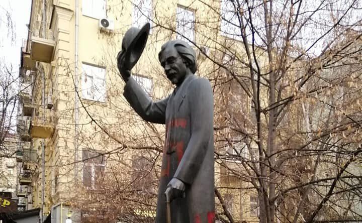 Осквернение памятника Шолом-Алейхему: полиция изъяла записи видеонаблюдения