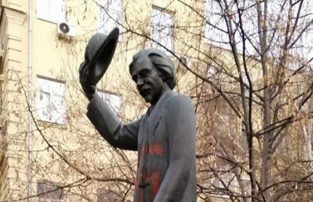 У Києві спаплюжили пам'ятник Шолом-Алейхему (фото)