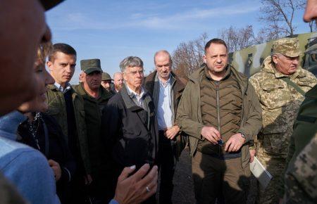 Іноземні посли відвідали район розведення сил біля Петрівського та Золотого