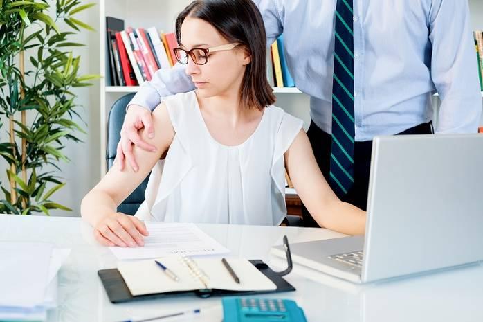 Залицяння керівника на роботі: де межа?