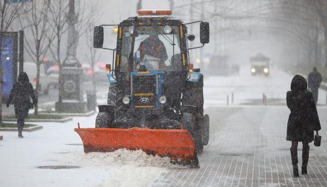 Сніг на дорогах Києва прибирають 187 машин — Київавтодор