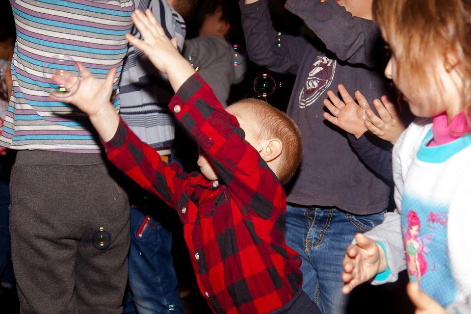 Свято поблизу війни. Хто возить подарунки дітям на прифронтовий Донбас