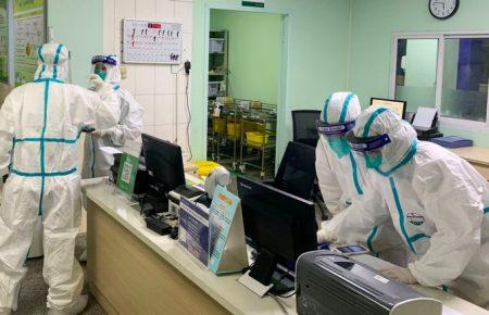 Унаслідок невідомого вірусу в Китаї померли 25 людей, кількість заражених зросла до 830