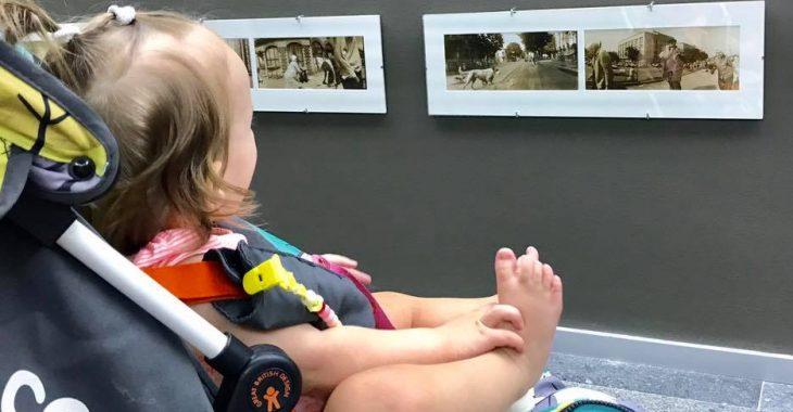 «Вышла из метро и расплакалась от бессилия»: приспособлено ли публичное пространство для родителей с детьми?