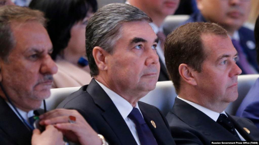 Держслужбовців Туркменії зобов'язали стати сивими, як їхній президент