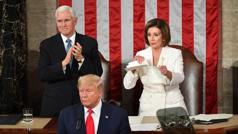 Трамп відмовився потиснути руку спікерці Палати представників Пелосі перед зверненням до нації, — вона порвала текст його промови