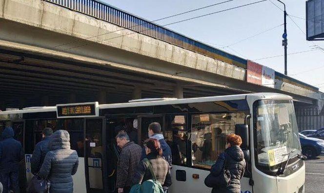 Тиснява, пасажири без масок — як проходить перший день обмежень у громадському транспорті