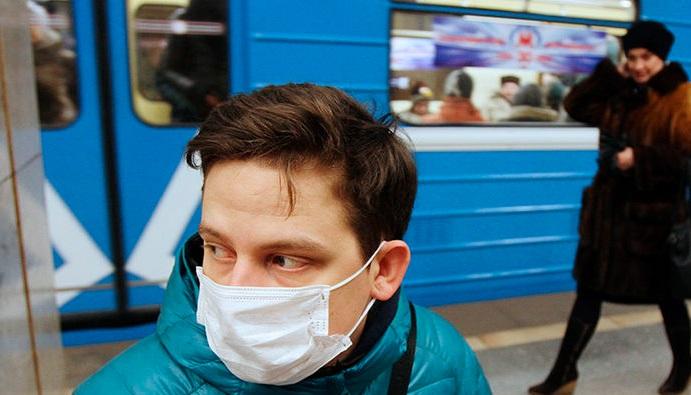 У світі зареєстрували майже 5,5 млн випадків COVID-19, а у Києві запрацювало метро: головні новини ночі