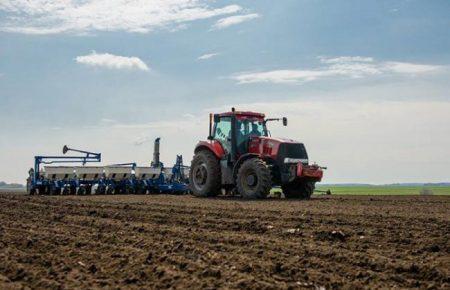 Старт посівної кампанії в Україні: люди працюють почергово та дотримуються карантинних норм