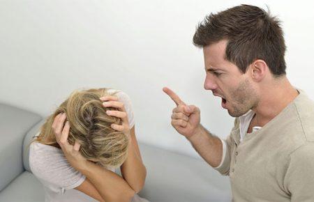 «Ти нікчема!»: жінка розповіла про психологічне насильство у сім'ї під час карантину