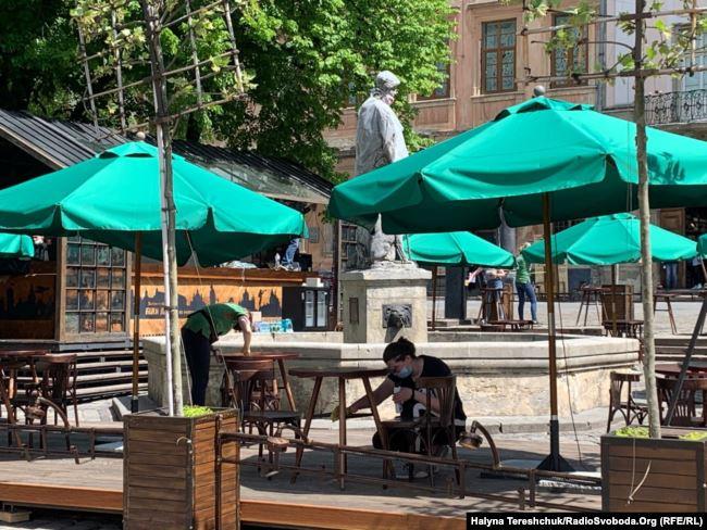У Києві та Львові уже запрацювали літні майданчики та тераси