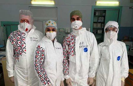 До Дня вишиванки медики Львівської обласної клінічної лікарні розмалювали свої захисні костюми