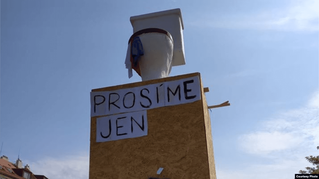 У Празі поліція з'ясовує, як на місці пам’ятника радянському воєначальнику з'явився унітаз