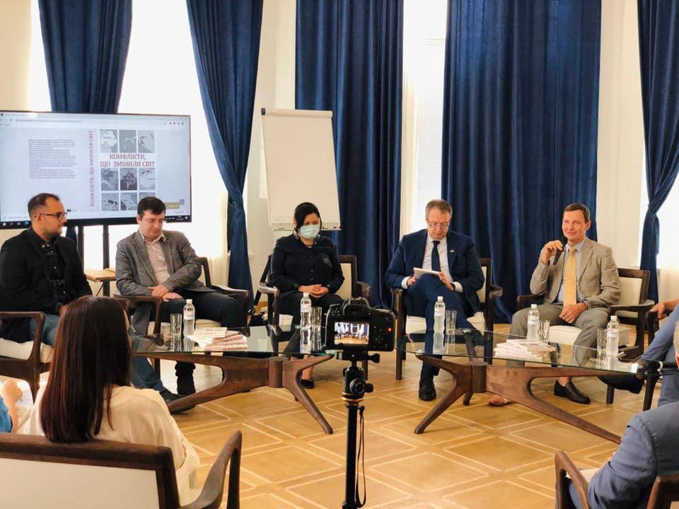 Одна з причин написання — бажання запалити дискусію — співавтор книги «Конфлікти, що змінили світ»